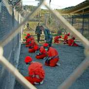 Prisioneos de Guantánamo con masacrilla (método de tortura) (2)